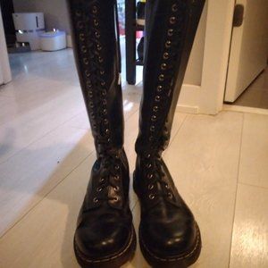 Doc Martens Womens 20 Hole Boots Size US 9